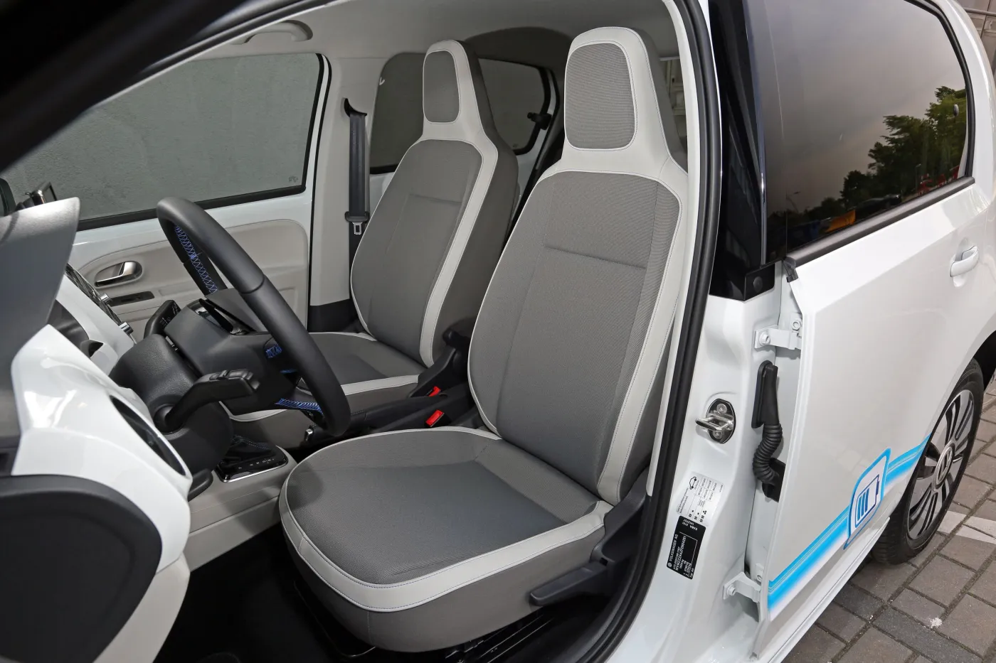 Przejedzie 100 km za 6,55 zł! Volkswagen e-up! z nowatorskim napędem już w Polsce! ZDJĘCIA z Wrocławia