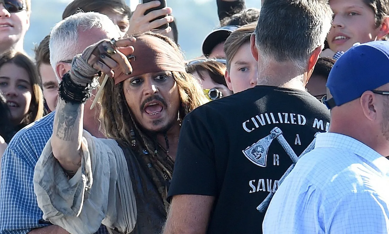 "Piraci z Karaibów 5" podglądani na planie. Kłopoty Johnny'ego Deppa [ZDJĘCIA]