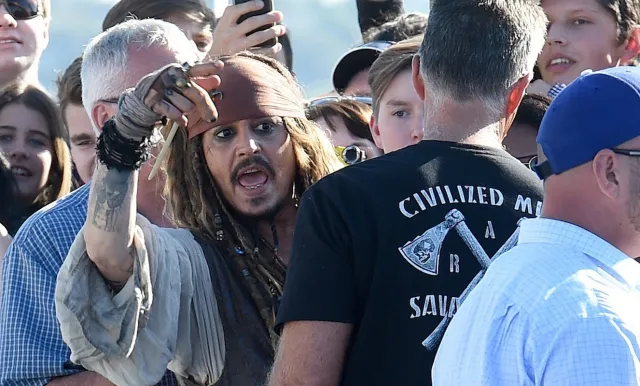 "Piraci z Karaibów 5" podglądani na planie. Kłopoty Johnny'ego Deppa [ZDJĘCIA]