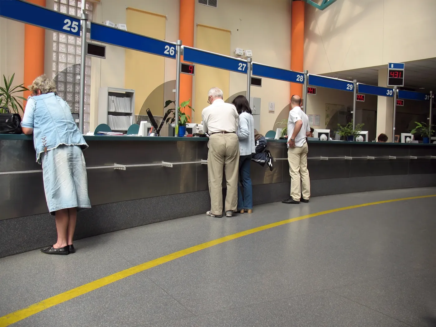 "Wnioski giną, interesanci coraz bardziej nerwowi". Problemy z e-rewolucją