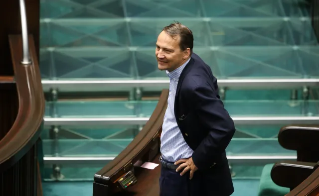 To tam będzie pracował Sikorski? "Nie ma takiej współpracy, żadnej umowy"