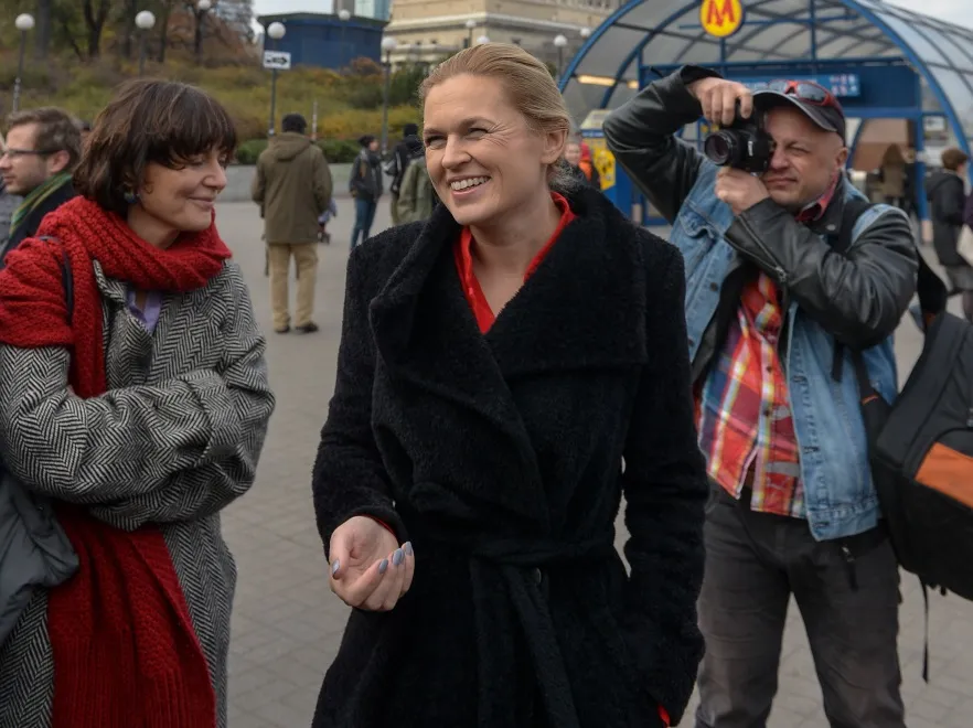 Jak małolata! Barbara Nowacka w płaszczu, którego nie powstydziłyby się szafiarki