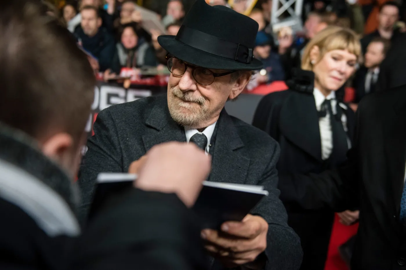 Spielberg w kapeluszu, a Tom Hanks w blondzie na premierze "Mostu szpiegów" [ZDJĘCIA]