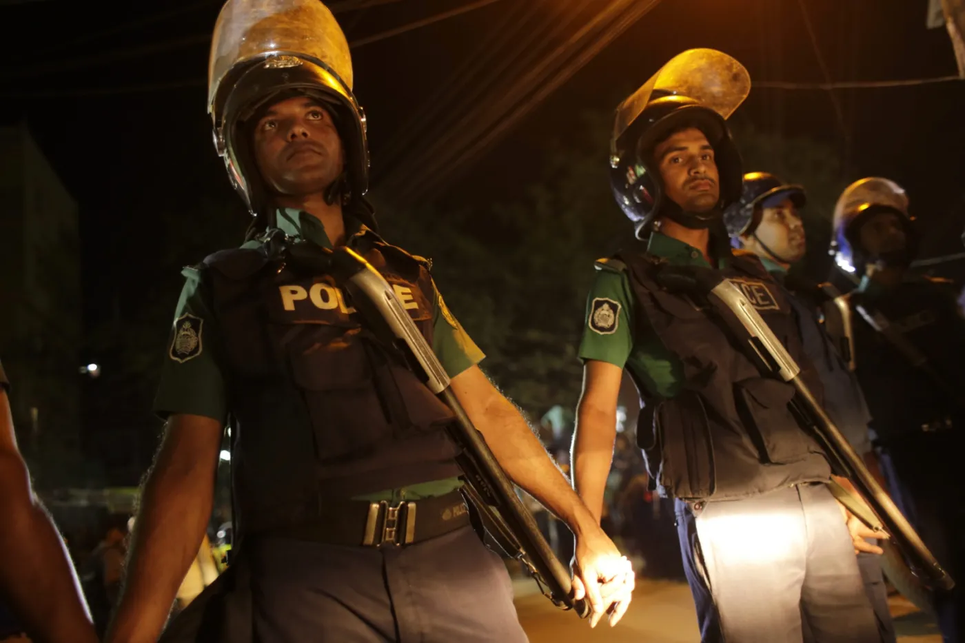 Bangladesz, Dhaka. Policja zabezpiecza ulicę w czasie egzekucji dwóch opozycjonistów skazanych na śmierć za zbrodnie wojenne