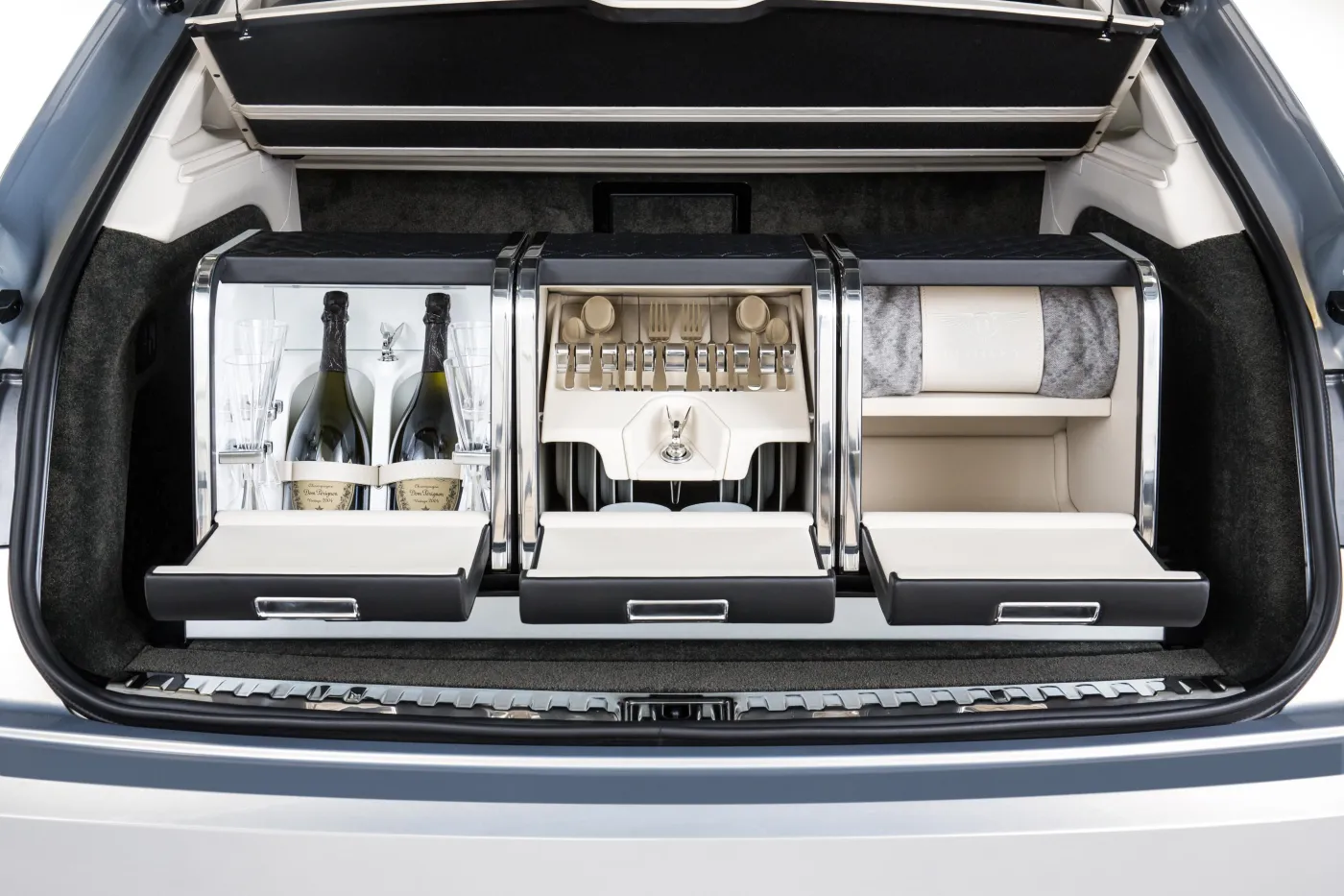 Nowy SUV dla obrzydliwie bogatych już w produkcji. Premier bił brawo. ZDJĘCIA