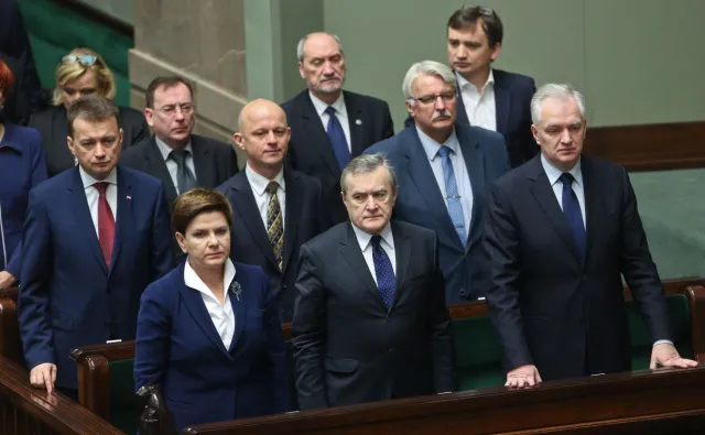 Fala krytyki i trzy wnioski o odrzucenie projektu zmiany ustawy o służbie cywilnej