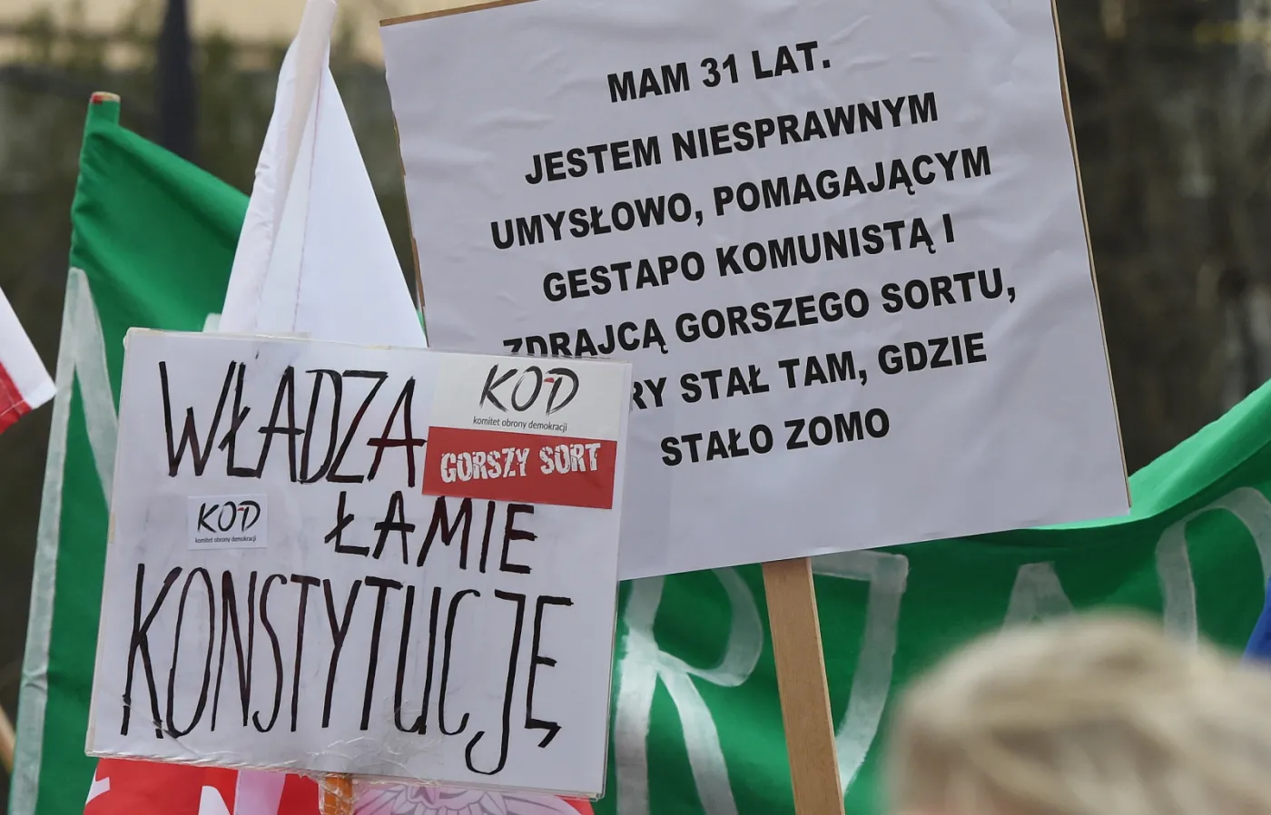 8561580-manifestacja-kod.jpg