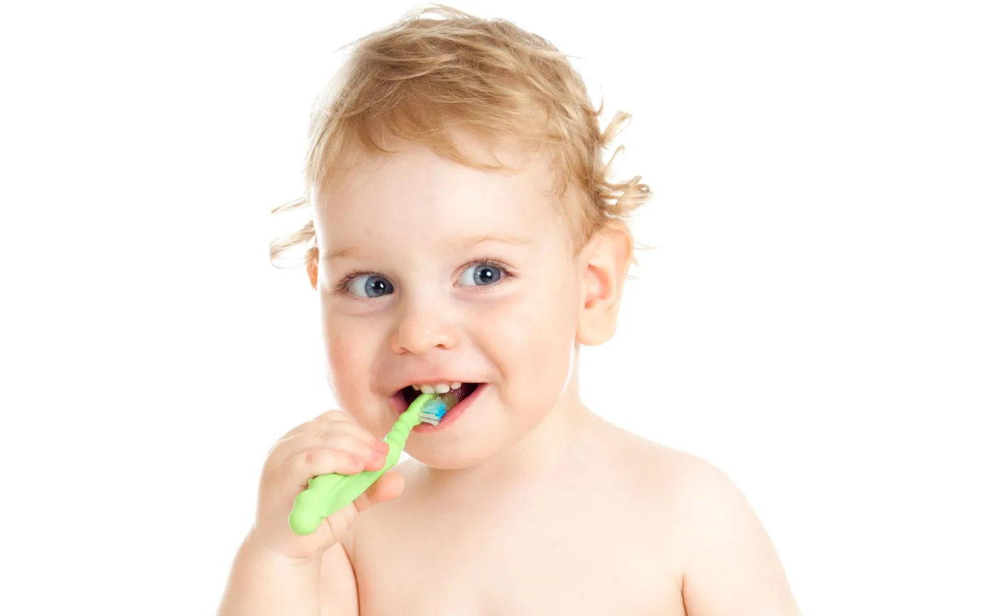Dziecko myje zęby