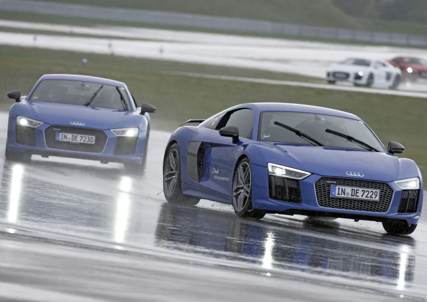 8250916-audi-r8-v10-plus.jpg