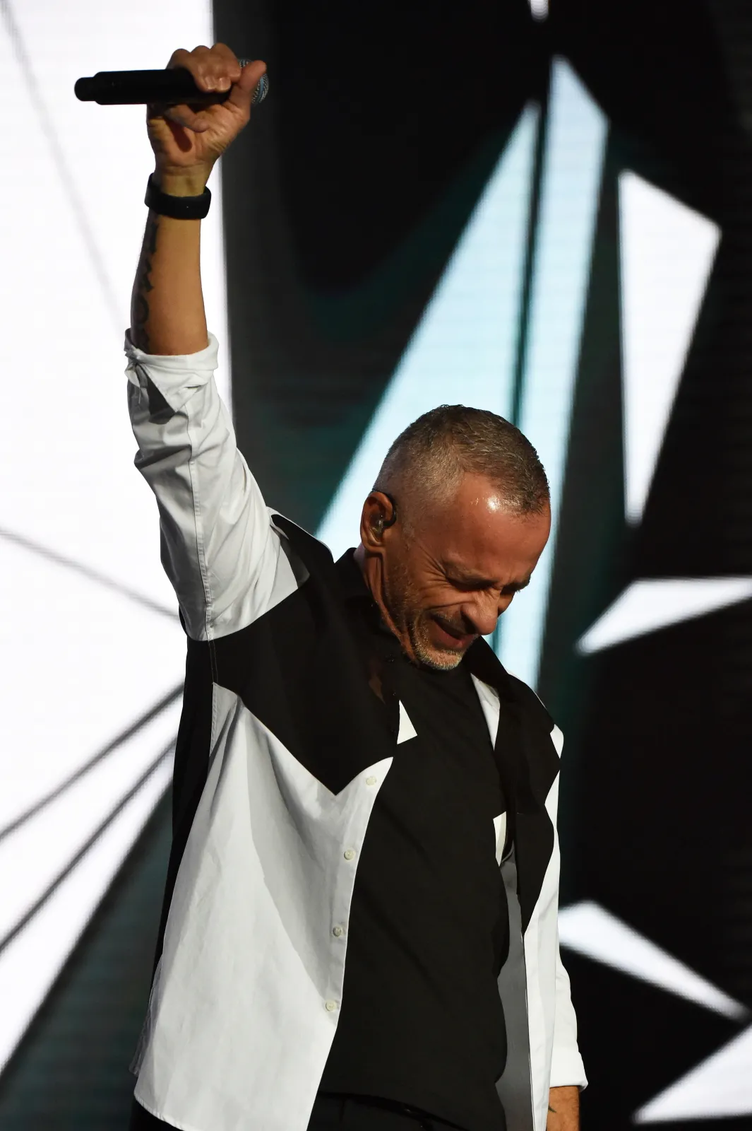 8266392-eros-ramazzotti.jpg