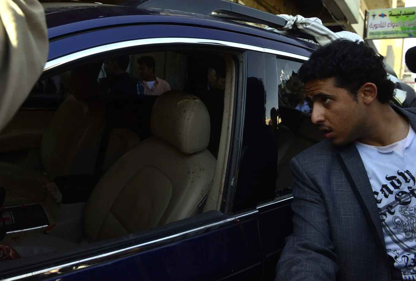 Samobójczy zamach w Jemenie. Najpierw bramę staranował samochód