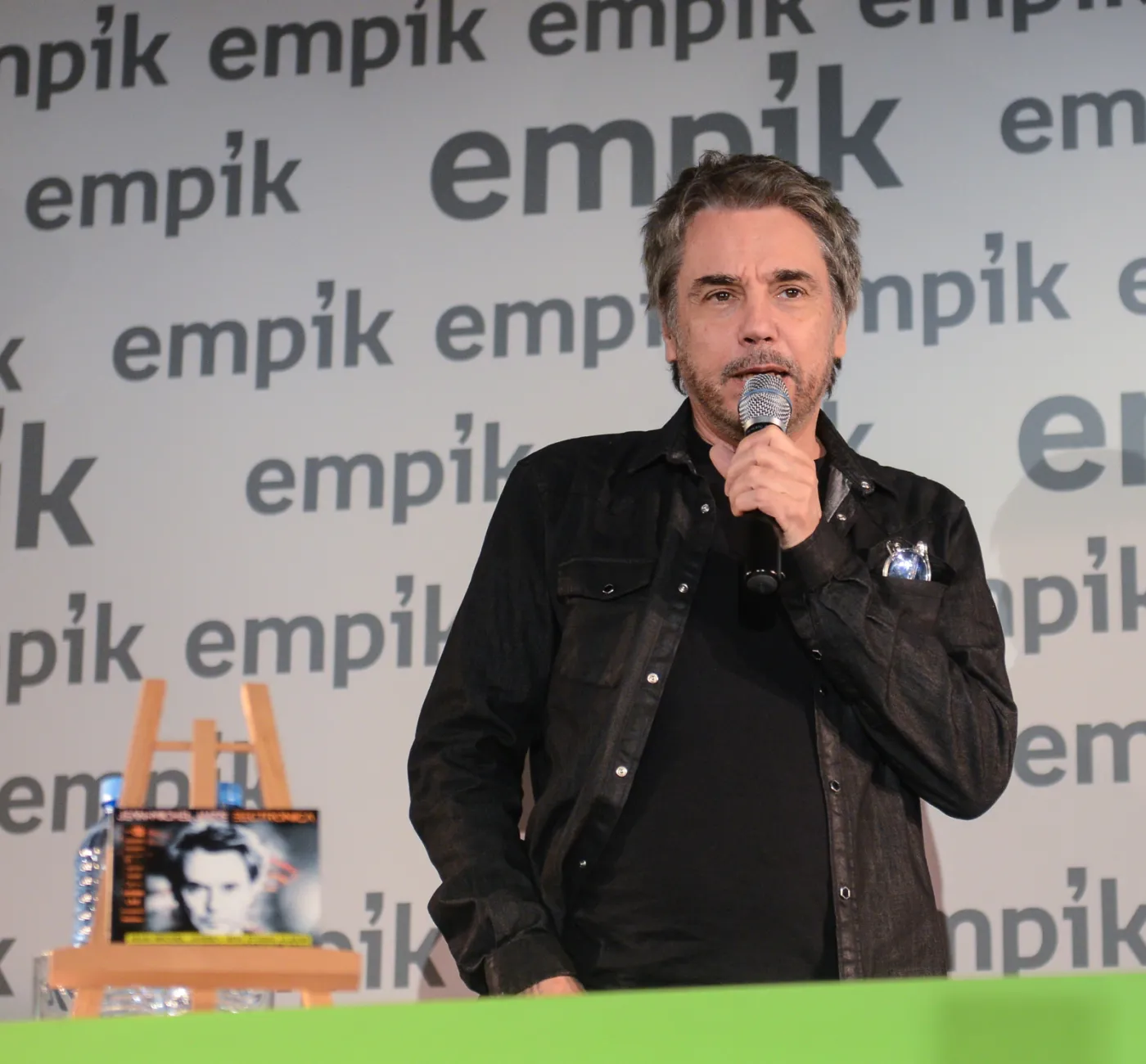 8348310-jean-michel-jarre.jpg