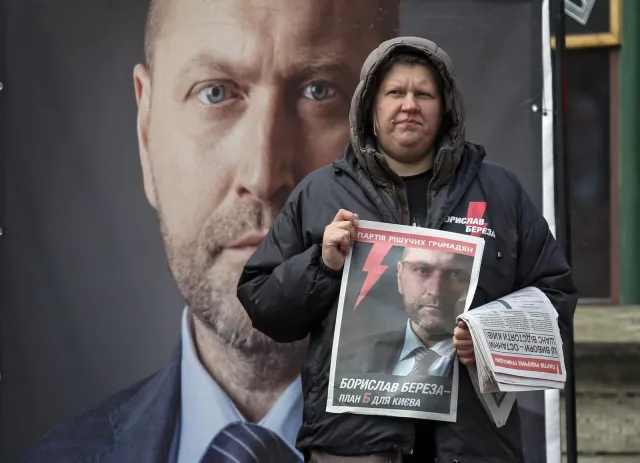 Wybory lokalne na Ukrainie. Jedzenie, wycieczki, smartfony - tak się tu kupuje głosy