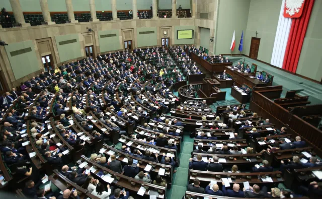 Nowoczesna traci, PO zyskuje, PiS na zdecydowanym prowadzeniu. SONDAŻ Millward Brown