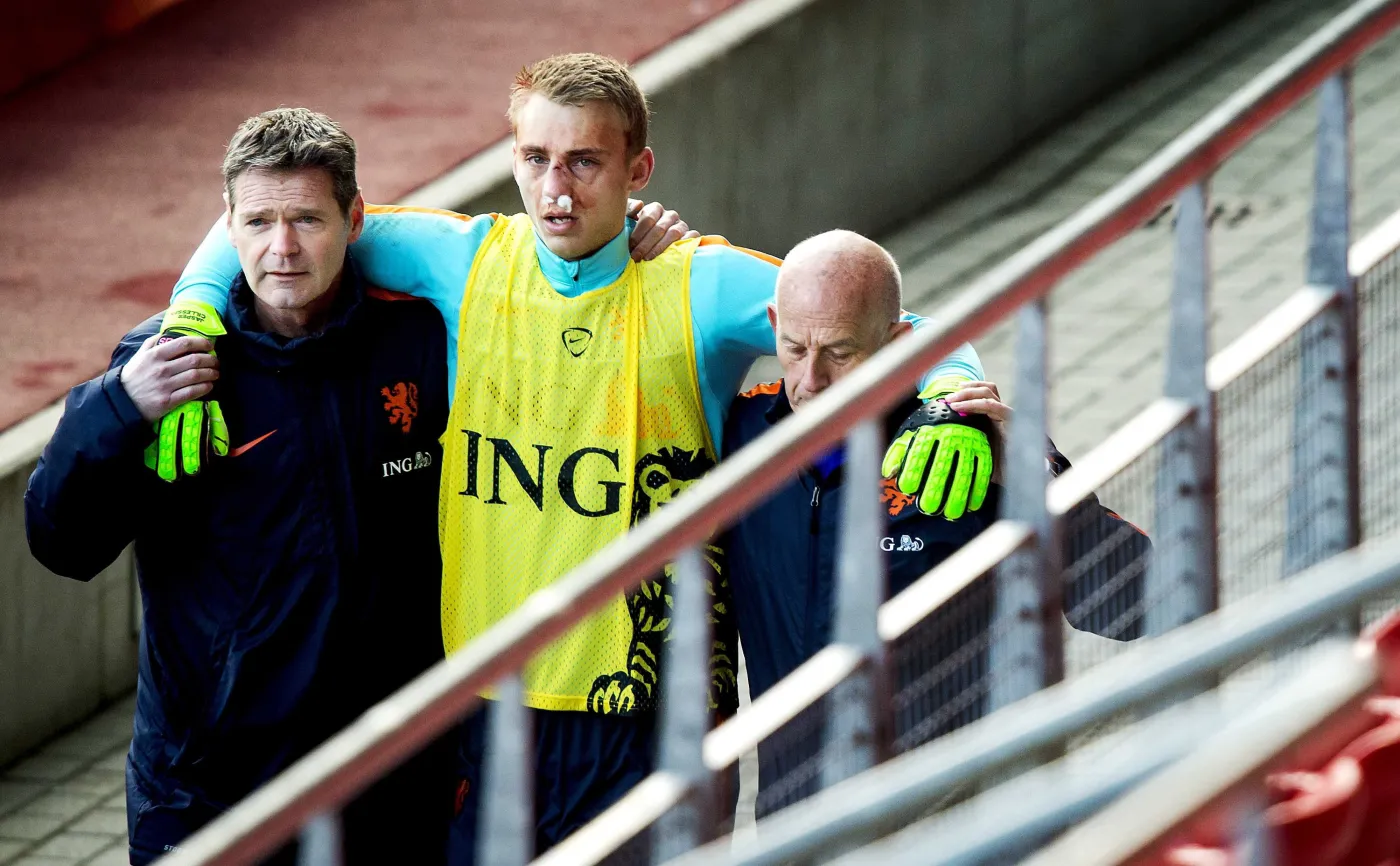 Jasper Cillesssen nieźle oberwał na treningu. Holenderski bramkarz ma złamany nos. WIDEO