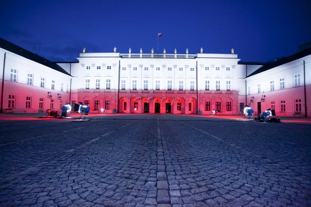 Przed Pałacem Prezydenckim powinien stanąć pomnik smoleński? SONDAŻ