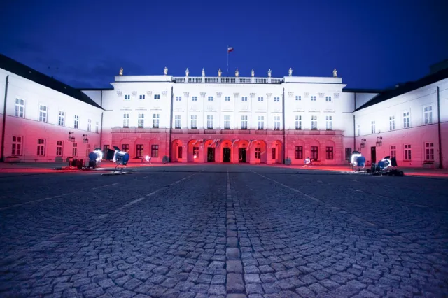 Nowe tablice w Warszawie w 6. rocznicę katastrofy smoleńskiej. Spór o pomnik trwa