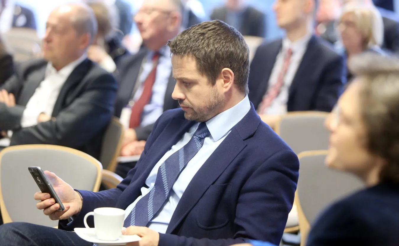 "Seans szczerości" Trzaskowskiego na Facebooku. Tak odpowiada PiS ws. rezolucji i oskarżeń o zdradę