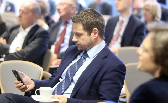 "Seans szczerości" Trzaskowskiego na Facebooku. Tak odpowiada PiS ws. rezolucji i oskarżeń o zdradę