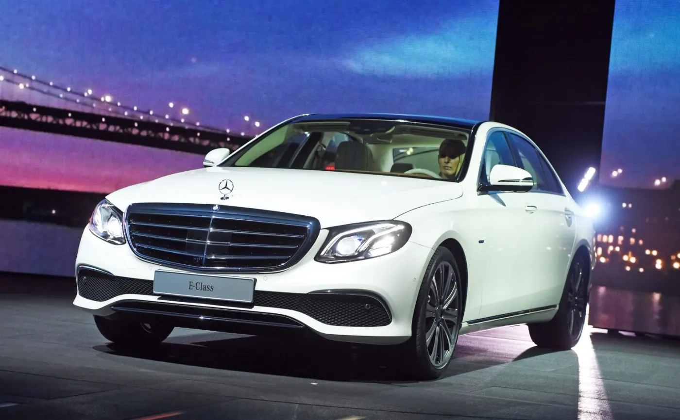 8622531-mercedes-klasy-e.jpg