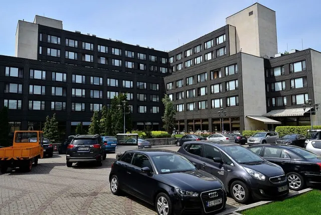 "Można było z oknem wypaść z budynku". PiS planuje remont w Domu Poselskim