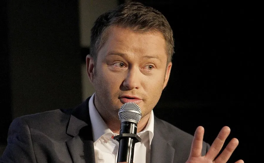 Stonoga wylicytował aukcję Jarosława Kuźniara. Pojawi się w studiu TVN?