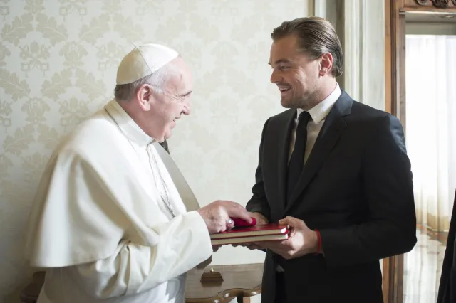 Leonardo DiCaprio w Watykanie. Wręczył papieżowi Franciszkowi czek [ZDJĘCIA]