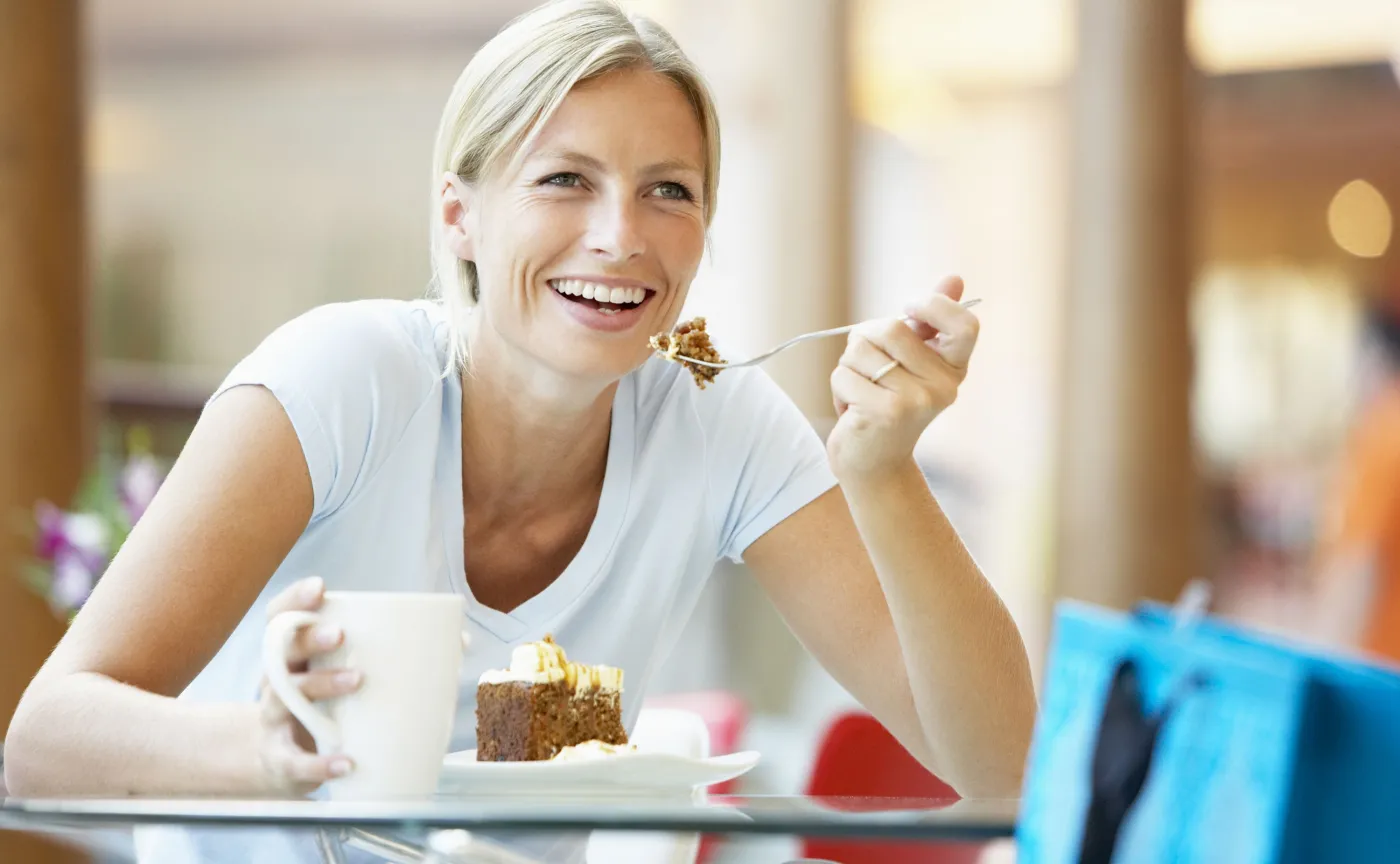 Kobieta je ciasto