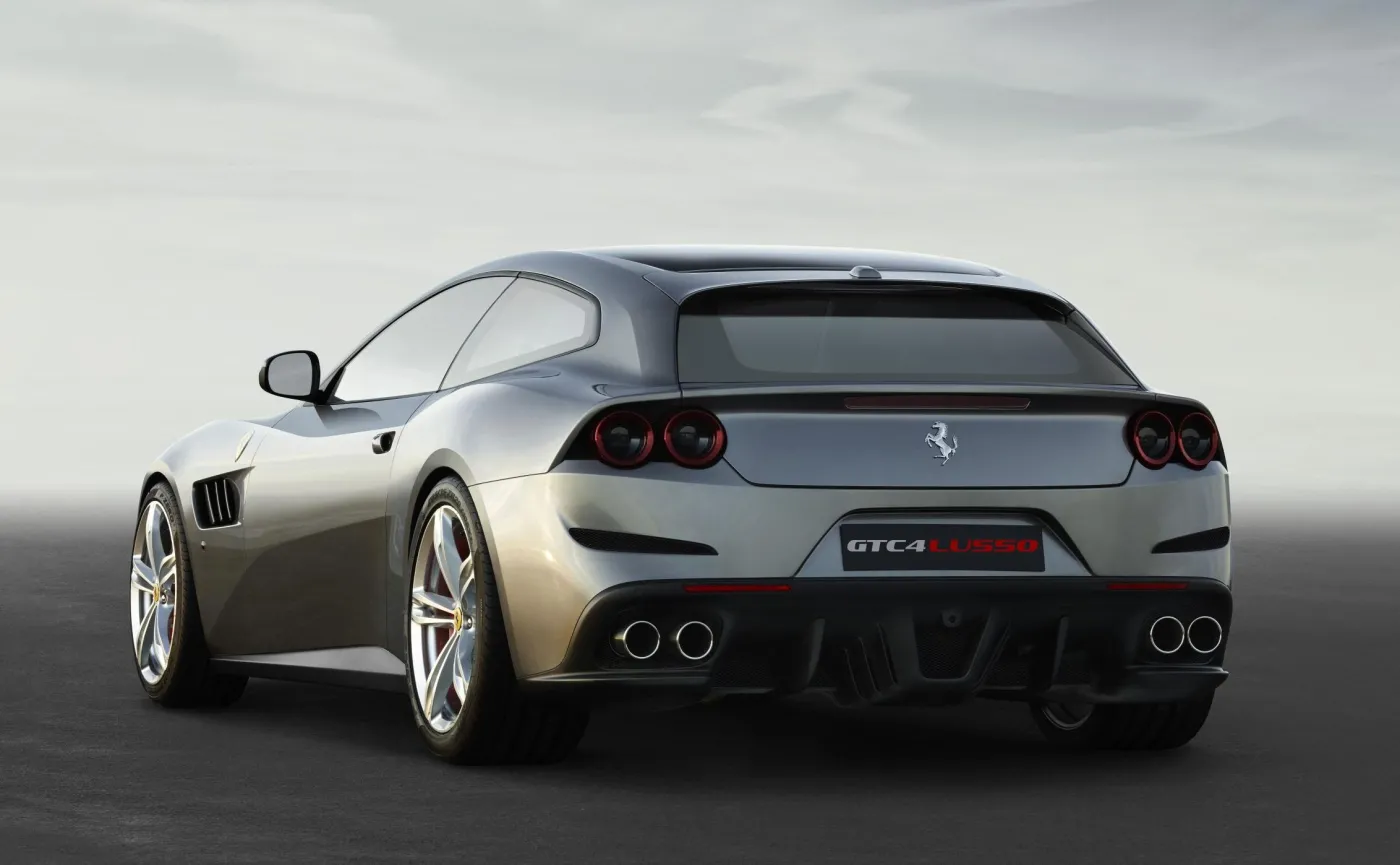 8715790-ferrari-gtc4lusso.jpg