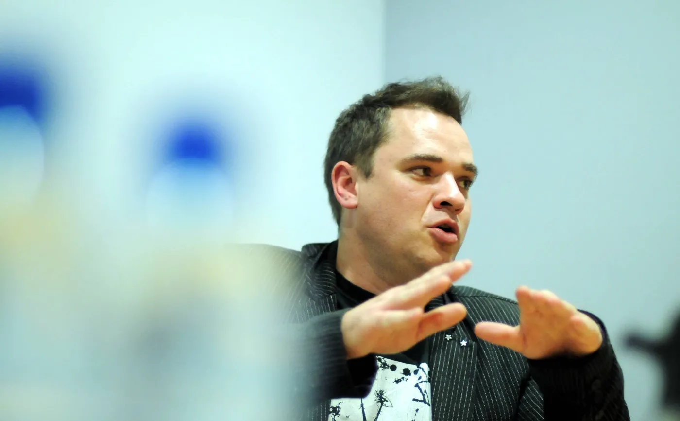 Protest pisarzy. Grzegorz Kasdepke odmawia przyjęcia medalu "Gloria Artis" z rąk ministra Glińskiego