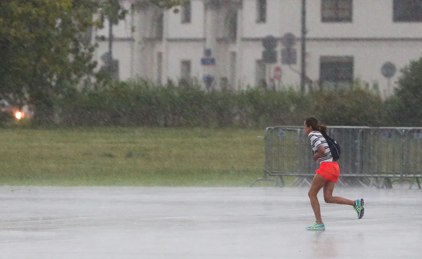 Nawałnice nad Polską. Opóźnione pociągi i samoloty, powalone drzewa