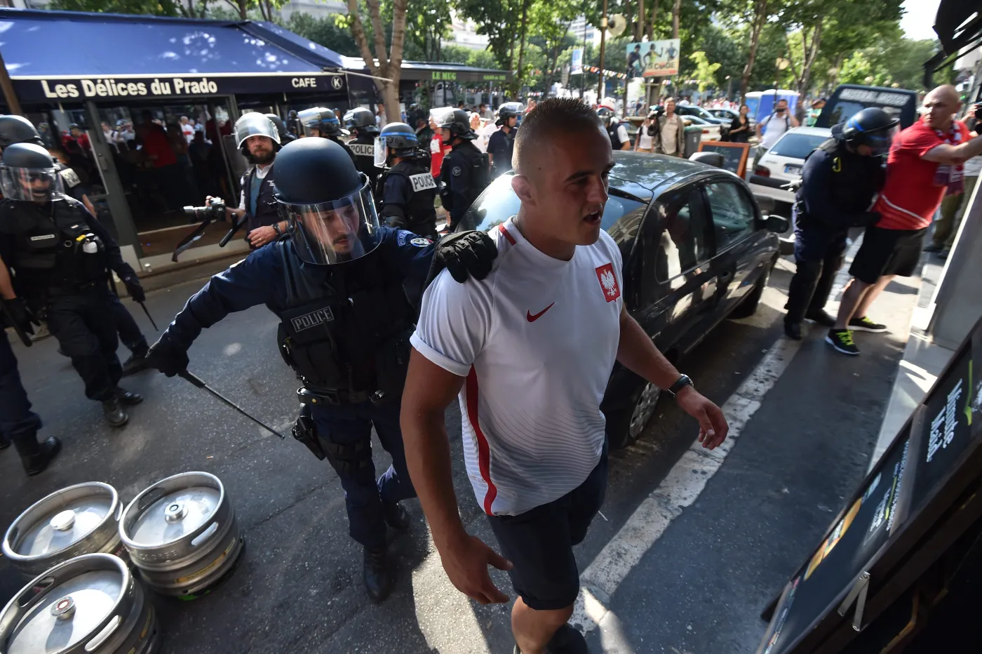 Nie wszyscy polscy kibice potrafili się zachować. Przepychanki na ulicach i stadionie w Marsylii. ZDJĘCIA