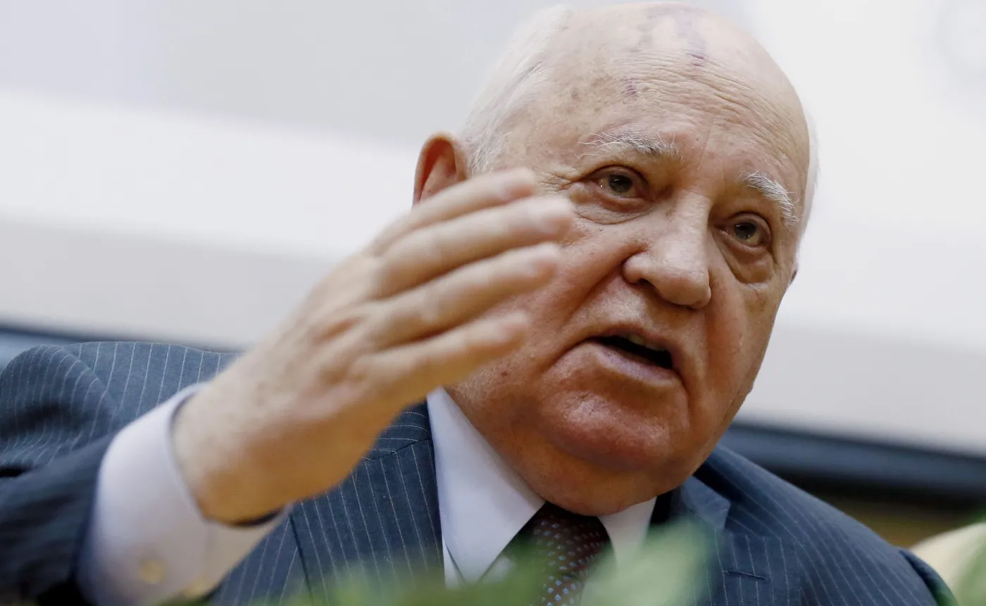 Gorbaczow: NATO przygotowuje się do zmiany zimnej wojny w "gorącą"