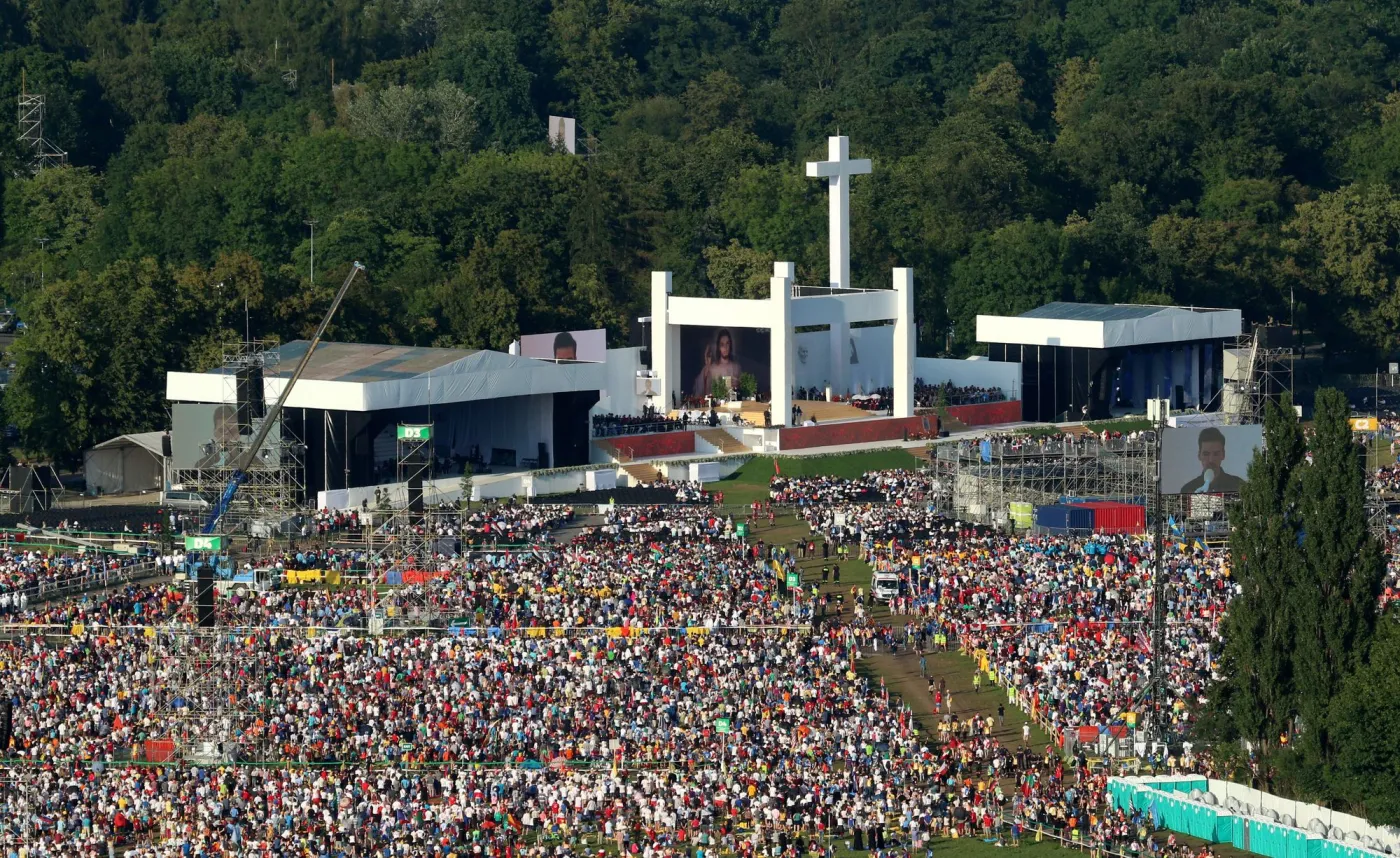 Krzyż na krakowskich Błoniach zostanie na stałe? "To miejsce omodlone przez trzech papieży"