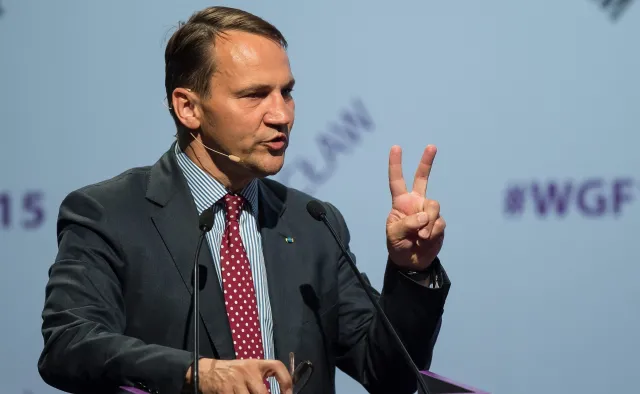 Językowa wpadka Sikorskiego. Prof. Bralczyk: Zaburzona świadomość ortograficzna tego "tępego"