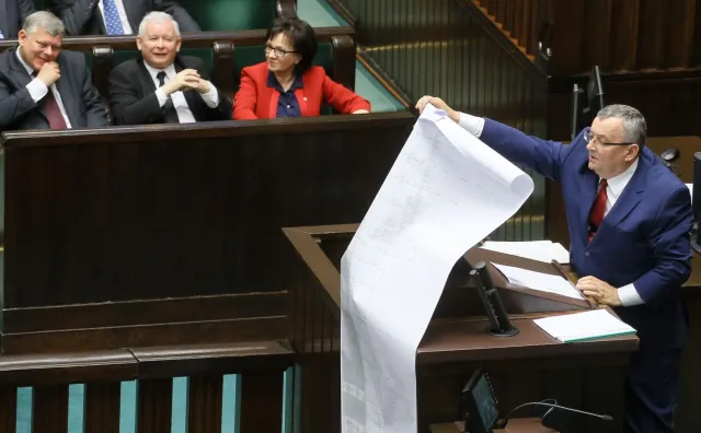 Adamczyk grzmi w Sejmie: rząd PO-PSL wybudował najdroższe autostrady w Europie