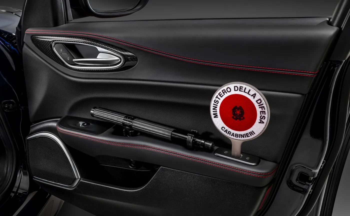 Oto nowy radiowóz, czyli następca Alfy używanej przez polską policję. Pomagało Ferrari. Zdjęcia