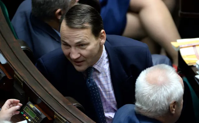 Ostry atak Radosława Sikorskiego na szefa MON: Antek, świrze...