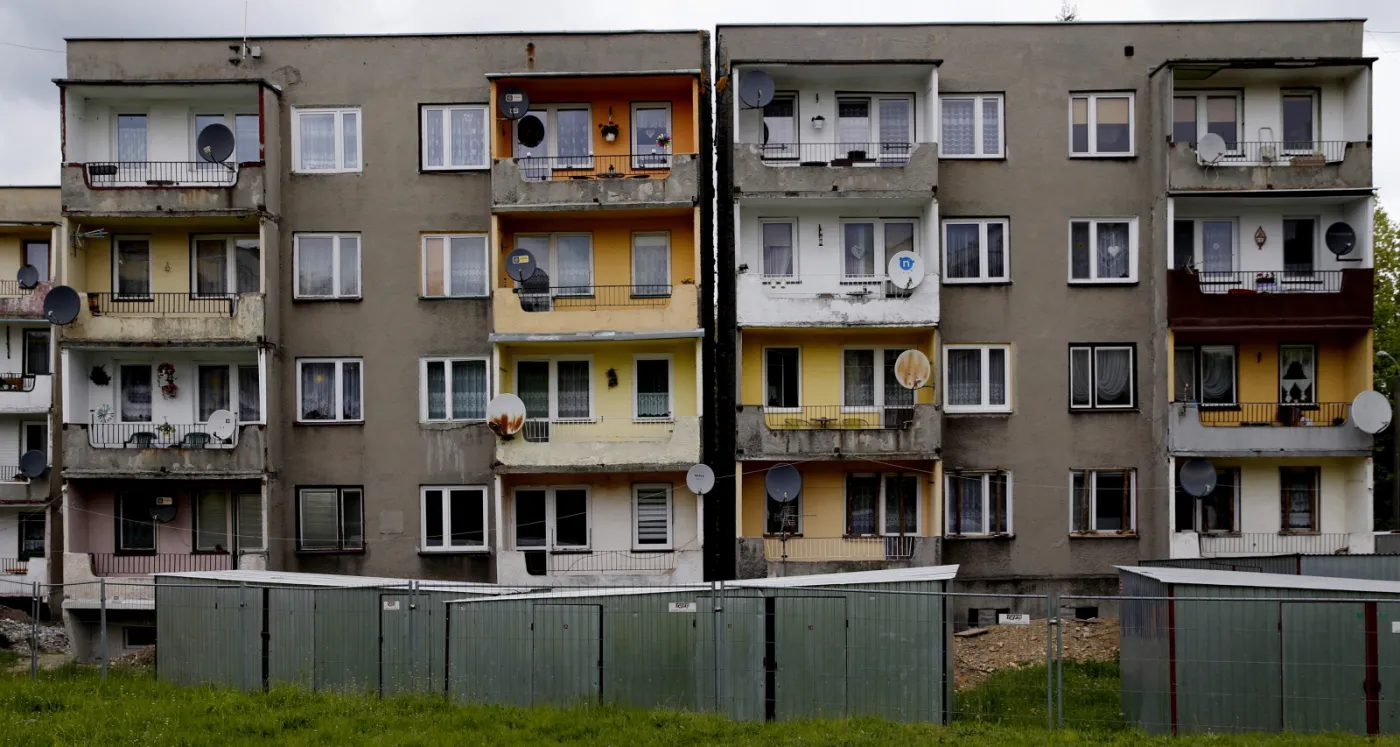 "Bo zupa się wylewała". W Piekarach Śląskich prostują bloki