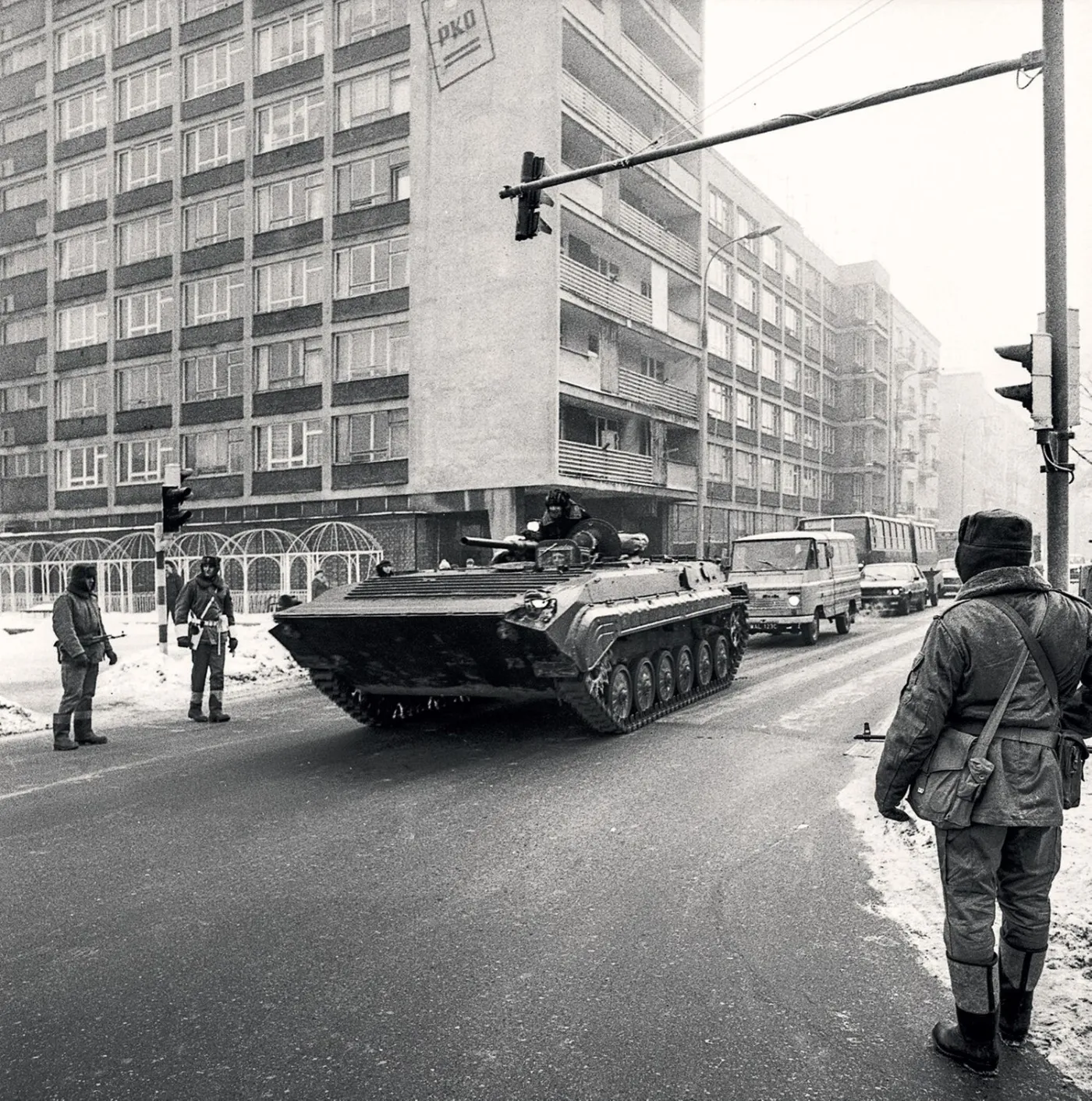 Agonia komunizmu na ARCHIWALNYCH ZDJĘCIACH. Stłamszona szara Warszawa, czołgi, milicja...