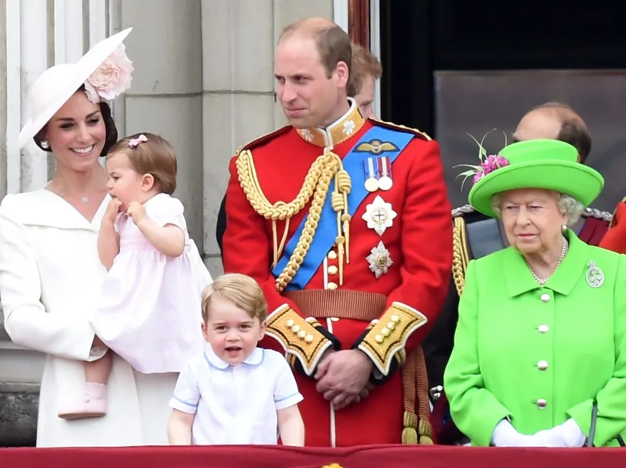 I co z tego, że okazja zobowiązuje? Księżniczka Charlotte skradła show królowej. FOTO