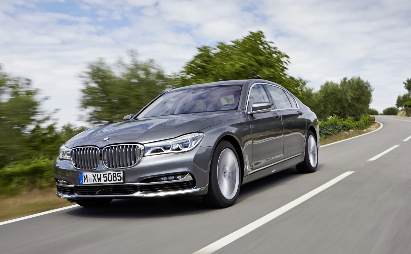 8935394-bmw-750li-xdrive.jpg