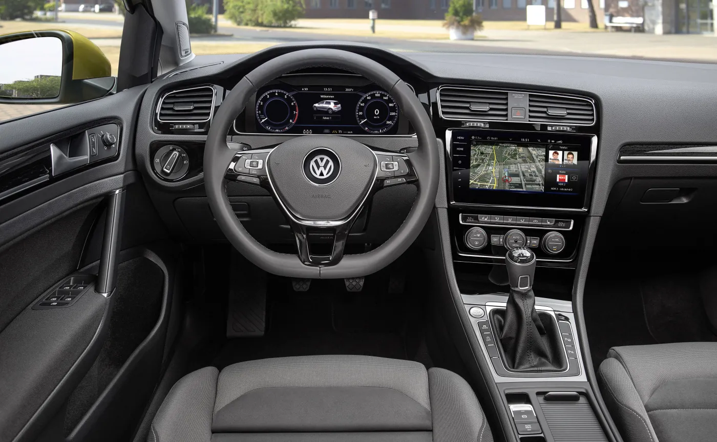 9601177-volkswagen-golf.jpg