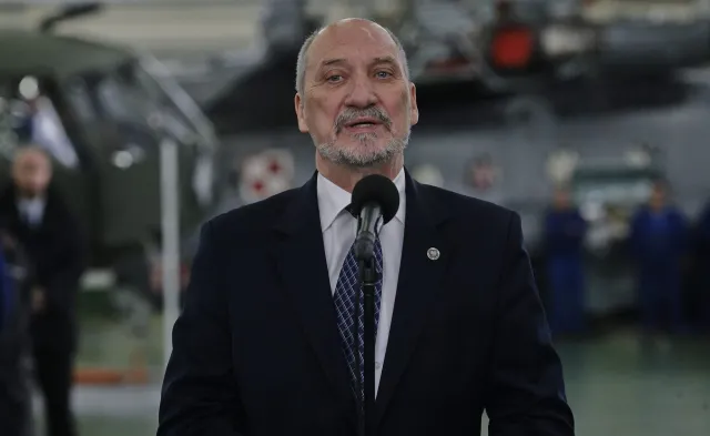 Na pokładze Tu-154 był ładunek wybuchowy? Macierewicz: Odpowiednie służby przeanalizują książkę Jurgena Rotha