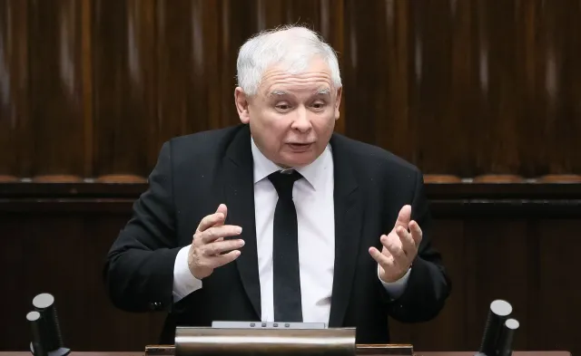 Sejm przyjął ustawę o zgromadzeniach. Było gorąco. Owacje dla Kaczyńskiego, opozycja krzyczała: Komuna wróciła