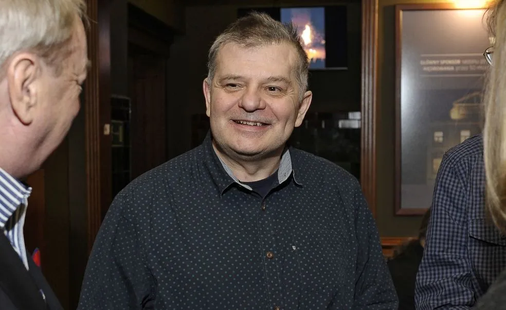 Wielki powrót wielkiego aktora. Krzysztof Globisz niepodzielnie rządzi na scenie Łaźni Nowej 