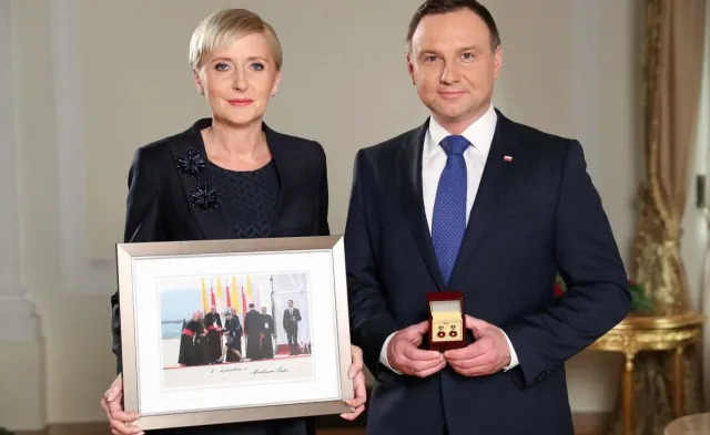 Pierwsza dama z wielkim dystansem do siebie. Na WOŚP przekazała słynne zdjęcie ze ŚDM