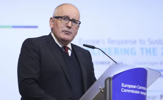 Timmermans niezadowolony: Postanowiliśmy przesłać dodatkowe rekomendacje do Polski