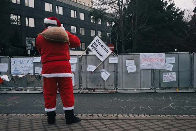 Prokuratura zajęła się blokadą Sejmu. Będą kary za utrudnianie wyjazdu posłom?
