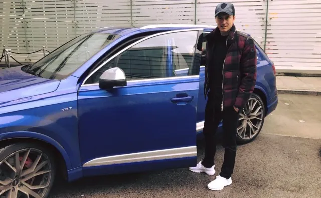 Robert Lewandowski z żoną w Polsce za kierownicą nowego audi SQ7. "Chwalą sobie bardzo"